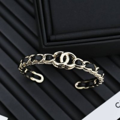 chanel皮穿黑金双C 手镯 最新系列墙裂来袭太美了，这一季必入单品可甜可盐，非常绝:超级百搭，绝对是日常搭配的点睛之笔