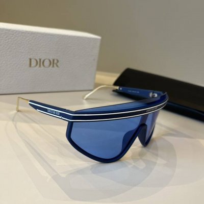 dior迪奥墨镜刘兩昕杨采钰同款 Diorclub M2 这款 Diorclub M2U太阳眼镜采用不规则眼罩式镜框 设计 彰显运动风格魅力 银色镜面镜片饰以蓝