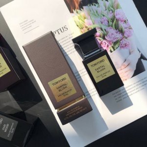 专柜品质 Tom Ford Santal Blush 嫣红檀香 50Ml Tf的Santal Blush是一款东方香型木质调香水。 前调：肉桂，香芹籽，香辛料，
