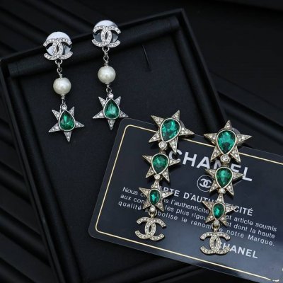 chanel 祖母绿宝石星星耳环 耳环白金色跟浅金色的点缀真的很高级 加上绿宝石点缀 气质逼人 银色 浅金色
