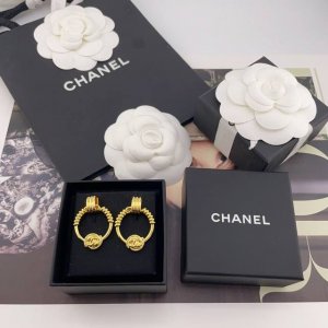 我们出品 香绕金圈耳钉 中古款！编号，送包装非常推荐！“流行稍纵即逝，风格永存”这就是Vintage的魅力！可遇而不可求这句话用在Ch Nel Vintage系