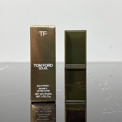 高端品质 Tf璀璨流光唇膏璀璨流光唇膏3G正装。爆闪唇膏膏体上的爆闪颗粒美到尖叫！宛如流金细闪的月光石，拿出去补妆可以想象会有多么的吸睛Hhhhhh，布满了碎钻