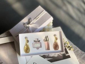 高端品质 迪奥小样香水Q版四件套 4支装的，迪奥香水Q版4件套，套装包含 真我浓香5Ml＋花漾甜心5Ml＋粉魅5Ml＋真我纯香女士香水5Ml 释放女人内心最真实
