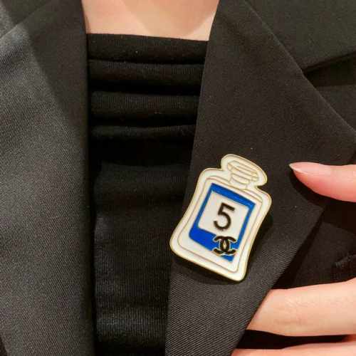 Chanel小香奈儿 专柜最新款同步上新香奈儿最新款胸针 胸针，是最懂女人的饰物。那些倾注了全部心血去做自己的女人，往往更珍惜胸针的意义。香奈儿女士把胸针别在帽
