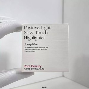 一比一 赛琳娜丝高光粉2.8G！色号：Enlighten。Rare Beauty赛琳娜。丝滑高光 Enlighten正装2.8G，绝对让你一试难忘