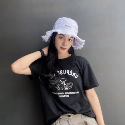 jacquemus 粉嫩渔夫帽必入入 还有一款百搭杏色 可调节大小 夏季渔夫帽又悄悄登场了 帽子抽绳设计 可调节大小 头围 标准57Cm