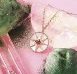 精工版本 Dior高级珠宝Rose Des Vents项链 点缀别致的罗盘玫瑰图案，优雅呈现迪奥女郎挥洒的绕指柔情。亚金通体打造，项链可调节！