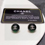 香奶奶 墨绿色水晶微镶钻耳钉 新品 双Cchanel耳环 搭配 非常日常百搭的一款 简单实用 美美哒 专柜正品一致 厚度赞 质感超赞 9.25银针.