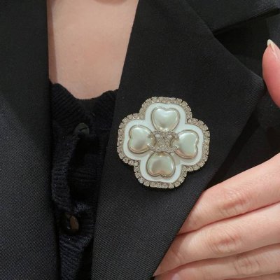 chanel小香 专柜新款同步上新香奈儿胸针，是最懂女人的饰物。那些倾注了全部心血去做自己的女人，往往更珍惜胸针的意义。香奈儿女士把胸针别在帽子上，并告诉那些模