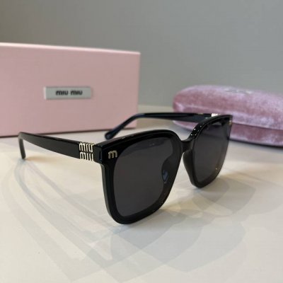 缪缪Miumiu太阳镜 黑色+金色Logo永远都是最完美的搭配 旅游拍拍拍一定要有的夏天墨镜 以做度数也