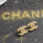 P60 Chanel 小香双C施华洛小米珍珠字母耳钉，高端品质，专柜原版Logo字印同材质真正黄铜，离子电镀，925银针做工精致细腻，重工版本，超级仙女唯美的一