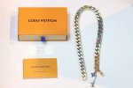 新品 Lv 淬火镶钻竹节 情侣项链 此款 Lv Chain Links 项链工致镂刻袖珍 Monogram 图案，样式精巧，呈现两种摩登饰面，链条处刻有细小的