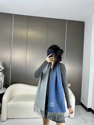 香奈儿渐变色巴黎时装展商务男士女士通用双面羊绒披肩代工厂p臻选上乘的超细羊绒纤维 进行纯手工精梳处理 耗时耗力 再以清泉水浸泡涤荡 使羊绒纤维呈现出独特的蓬松质