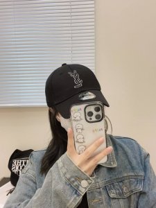 Ysl圣罗兰 专柜同款原单 字母刺绣棒球帽 韩系风 一款简单休闲风的棒球帽 是牛仔的款式 减龄百搭 适配度很高 简单随性~ 字母刺绣部分也很精细 出街拍照拗造型