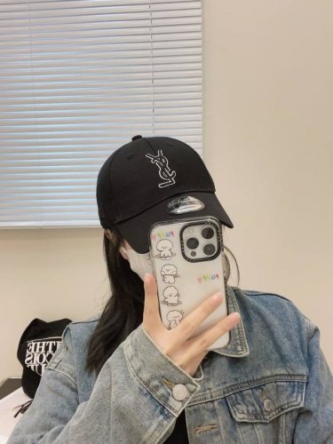 Ysl圣罗兰 专柜同款原单 字母刺绣棒球帽 韩系风 一款简单休闲风的棒球帽 是牛仔的款式 减龄百搭 适配度很高 简单随性~ 字母刺绣部分也很精细 出街拍照拗造型