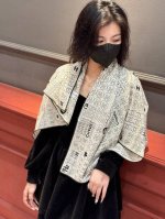 p250 上新 【Chanel】 经典茶花优雅Coco风，Chanel最新菱格丝绒大方巾~气质到骨子里，香奶奶新一季的面料超高级，真心超级柔软，丝丝顺滑，韧性很