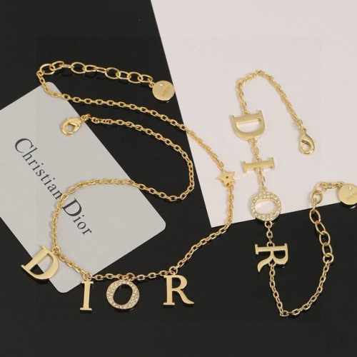 dior 迪奥Jadior 字母项链手链 采用金色作为主要颜色，配上字母、五角星、增添了一份可爱。饰品的复古风格非常的讨好，与吊坠的搭配不会显得特别的沉闷，金色
