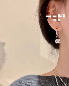 香奈儿中古方块耳钉～25C新款 中古 耳钉小香家的款式真心无需多介绍每一款都超好看，精致大方，非常显气质。