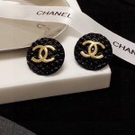 香奈儿Chanel双C黑色菱格耳钉超级精致 大小适中 非常日常百搭的一款 一眼爱上 自留自留 美美哒