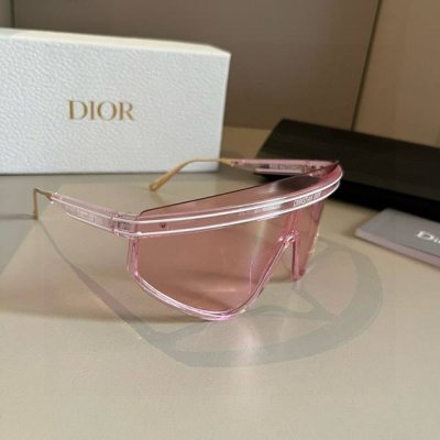 dior迪奥墨镜刘兩昕杨采钰同款 Diorclub M2 这款 Diorclub M2U太阳眼镜采用不规则眼罩式镜框 设计，彰显运动风格魅力。银色镜面镜片饰以蓝