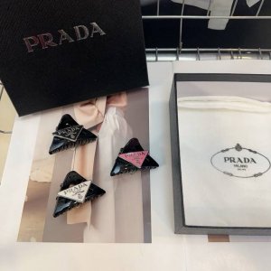 配包装盒 单个 prada 普拉达 新款三角小抓夹边夹 优雅的小姐姐值得入手 非常好搭配