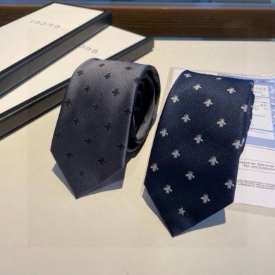 上新G家男士领带系列 稀有展现精湛手工与时尚优雅的理想选择 这款领带将标志性的主题动物小蜜蜂与斜纹织带完美的结合 以时尚搭配手法演绎的更显雅致风范 让男士可以充