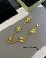 vca 镭射雕花片五花手链 黄金色 V金材质制作，工艺细腻，细节完美，持久保色！ 完美Cnc菱形扣，Cnc精刀切割，成品绝对每家都是不一样的，第一是颜色，它绝对