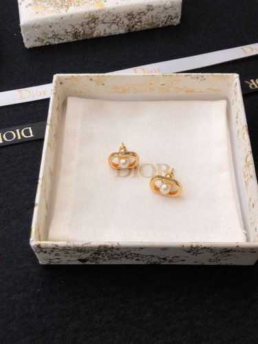 dior耳钉 热销款火爆上新 迪奥金色迷你Cd耳钉 小巧精致日常通勤佩戴率高每一个细节都经过精心打造，尽显对品质的执着追求。佩戴它，将成为你独特品味的完美诠释。