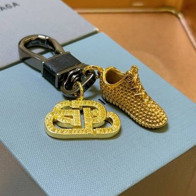 新品发布 巴黎世家包包挂饰钥匙扣 巴黎世家钥匙扣 最新款包包挂饰档次更高明星同款 经典款联名设计理念钥匙扣系列 细节对版做旧处理 非市面亮面版型 这款一直在出