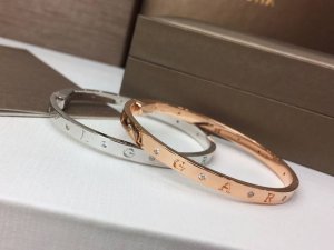 bvlgari宝格丽字母间钻手镯标志性字母Logo 搭配间隔镶钻 高端按钮扣头更显档次实拍 图片可见工艺 高端亚金电镀18K金品质 简单大气 P
