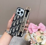 Iphone16型号已更新 Dior刺绣布艺手腕手机壳，手腕可当支架 型号：为了不出现报错型号，请打开本机查看手机设置显示的型号 Iphone16pro Max