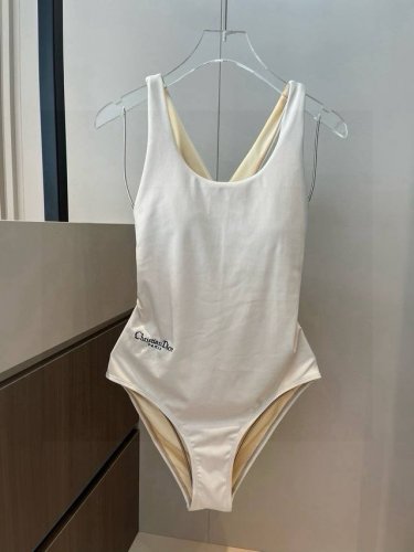 dior 连体泳衣适合多种场景的游泳衣 海边 游泳池 温泉 水上乐园 漂流都可以内搭外穿也完全可以 面料 透气舒适 速干弹性的游泳衣更加帖肤易清洗 S M L