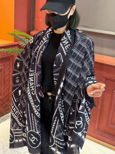 上新 会发光发亮的围巾 新款客供银线羊绒面料长巾 美翻了[流泪] 小香银线图标 ，御用殿堂级极品新款专柜在售 纯羊绒亮片独特设计风格加上富有香家本季特色拼接图案
