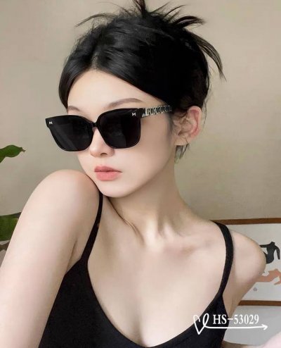 爱马仕-Hermes . 宝丽来树脂偏光镜片 . Tr90镜架轻便佩戴舒适 . Size 59-13-147 . 新款太阳镜减轻强光负担 遮挡有害光线防辐射 出