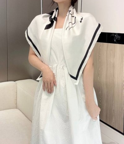 温柔笃定的法式调调，美到心都化了醉了！！纯纯的Chanel小姐姐 是宇宙的情人款，香粉欢喜时刻！！！这样的Chanel，Lady人像和经典黑白双C的完美融合！！