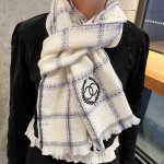Chanel羊绒长巾顶级原单正品旷世绝美 小香羊绒围巾，顶级高端货 绝对值得珍藏 香奈儿绝美百搭款专柜限量哦有钱都很难订到顶级进口客供山羊绒针织围巾，整条围巾全