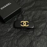 Chanel 小香中古发夹 超洋气的古铜色 配上经典双C家抓夹夹 简直颜值爆棚 太喜欢了 强推 很有份量的发夹 拿在手里沉甸甸的
