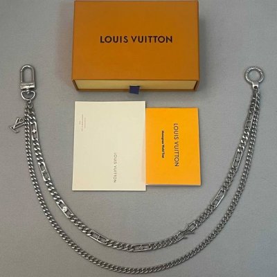 Lv Figaro 腰带链 M02216 Lvfigaro 腰带链以莹泽黄铜锻造双链设计，再令品牌经典标识巧妙嵌入链环之间。 Lv 字母装饰于一端优雅垂坠，弹簧