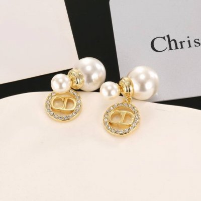 迪奥字母Cd珍珠耳环 这款 Dior Tribales 耳环在 Dior 标志性款式的基础上演绎出新的风格。白色树脂珠饰悬挂着银色饰面金属字母“D.I.O.R.