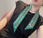 H家新款丝巾，线束花环 100%重磅真丝斜纹绸，爱马仕束发带 双面双款！顶级斜纹真丝打造 超精细的印花非常清晰 绝对是送礼自用的首选丝带既可绕于颈间，亦可缠于腕