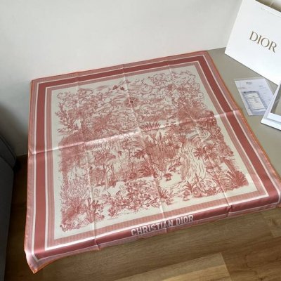 dior丛林手绘方巾 Size：90X90Cm 材质：100%真丝 热带丛林的神秘、野生动物们的悠哉自在 一笔一画的匠心艺术品！
