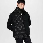高品质 ！今年热度最高的围巾All About Mng围巾瞩目放大经典Monogram图案和路易威登标识宣示品牌底蕴，彰显潮流格调和舒朗风范，搭配柔美流苏饰边，