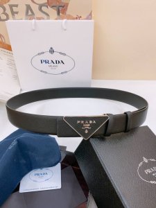 prada 普拉达 专柜最新款 这款搭扣式腰带出自多功能的组合式配饰系列 可随心搭配 三角形徽标藉由普世的简约廓形彰显别具一格的特色和现代感 呈现精致质感 宽: