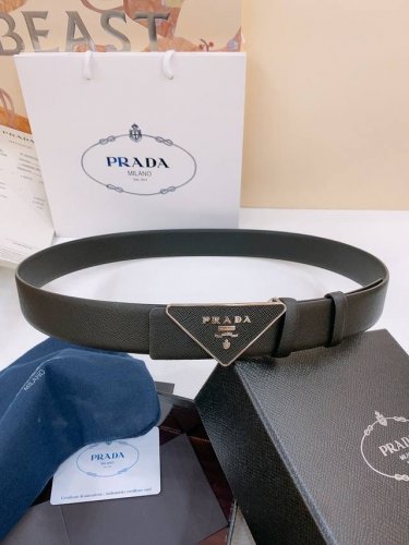prada 普拉达 专柜最新款 这款搭扣式腰带出自多功能的组合式配饰系列 可随心搭配 三角形徽标藉由普世的简约廓形彰显别具一格的特色和现代感 呈现精致质感 宽: