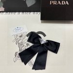 特 配专柜包装 Prada 普拉达 最新蝴蝶结中古五金发夹# 信我！人手必备的单品 这件必须买 洋气神仙颜值 小仙女要收了它，谁戴谁好看～