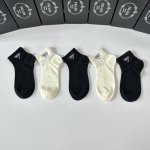 特 配专柜包装 prada 普拉达 新款刺绣中筒袜堆堆袜袜子 一盒五双 专柜同步筒袜袜子 大牌出街 潮人必备超好搭