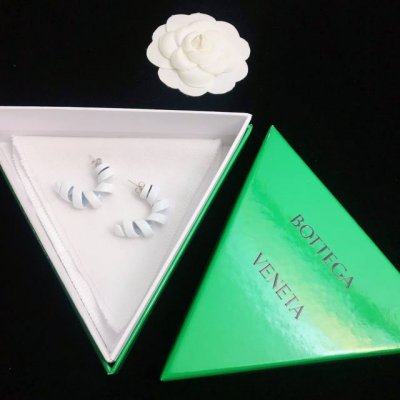 bottega Veneta Bv葆蝶家 耳钉耳环 整体细节非常令人惊喜，设计感十足，必须为世家的设计点个大大的赞，不仅带出个人自信及品味，款式典雅而时尚，突显
