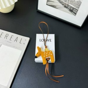 P200-新品 罗意威Loewe 毛毡和牛皮革小鹿挂饰 挂件 颜色：巧克力棕 毛毡制成的小鹿挂饰，连接有牛皮革环带和 Anagram 骰子。 采用进口小牛皮 可