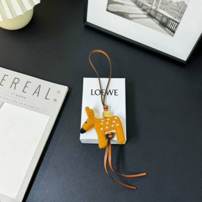 P200-新品 罗意威Loewe 毛毡和牛皮革小鹿挂饰 挂件 颜色：巧克力棕 毛毡制成的小鹿挂饰，连接有牛皮革环带和 Anagram 骰子。 采用进口小牛皮 可