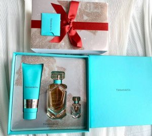 专柜品质 蒂芙尼玫瑰金三件套 内含 香水75Ml 身体乳75Ml 香水小样5Ml